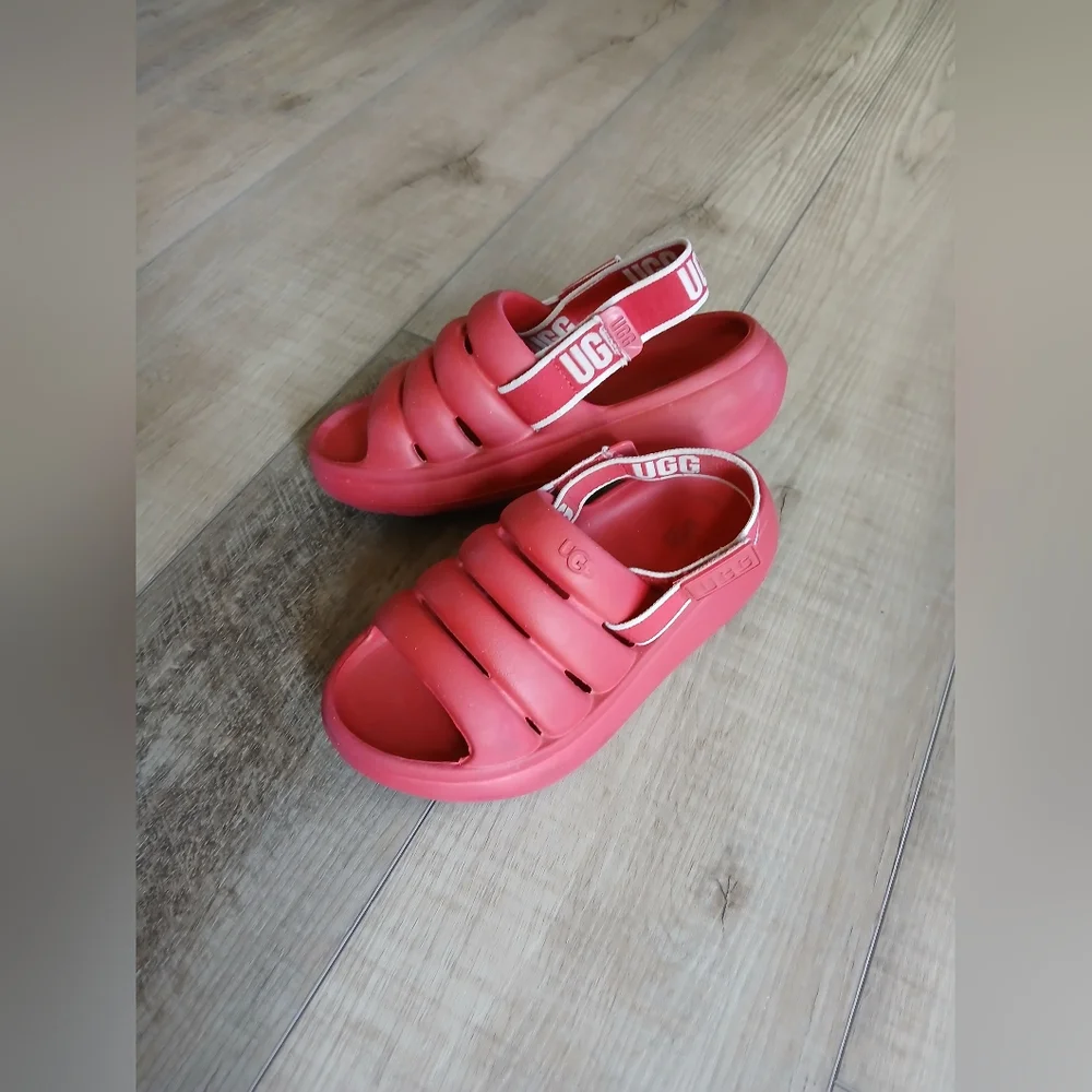 UGG Kids Sport Yeah Slide Sandals in Red. Size 2 (Big Kids)